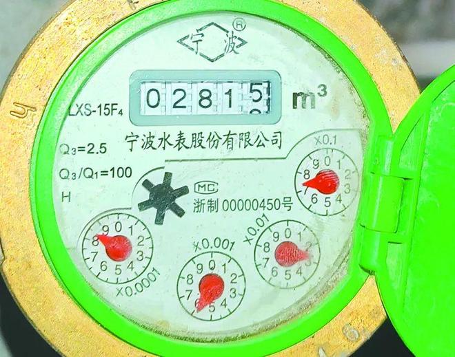 两个人一般一个月用多少吨水